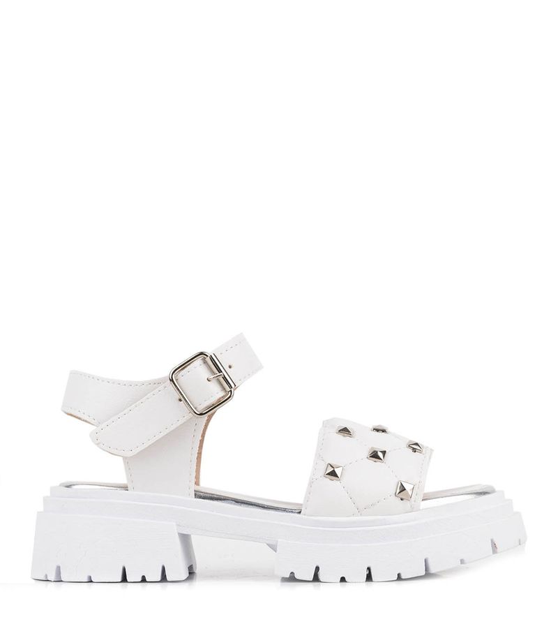 Sandalias-de-simil-con-tachas-en-blanco