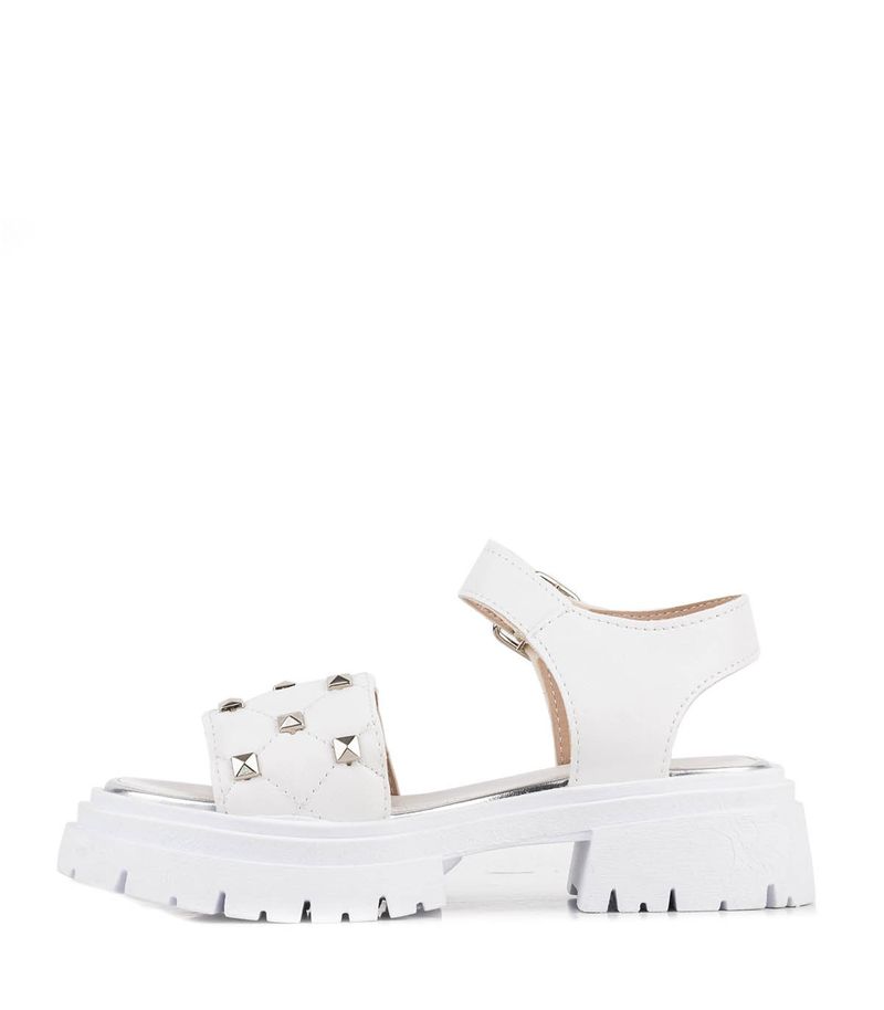 Sandalias-de-simil-con-tachas-en-blanco