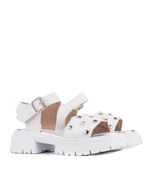 Sandalias-de-simil-con-tachas-en-blanco