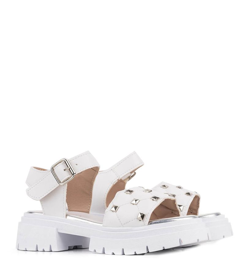 Sandalias-de-simil-con-tachas-en-blanco