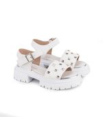 Sandalias-de-simil-con-tachas-en-blanco