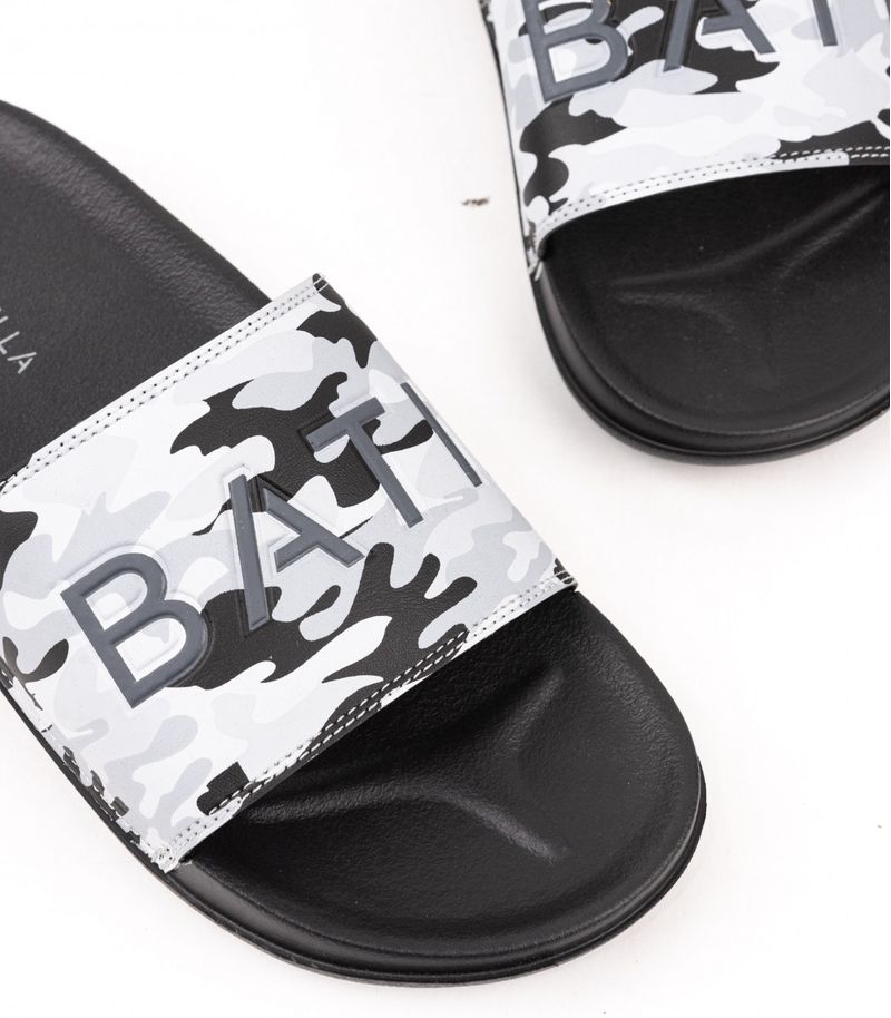 Sandalias-de-goma-camufladas-en-negro