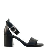 Sandalias-con-pulsera-de-cuero-en-negro
