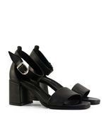 Sandalias-con-pulsera-de-cuero-en-negro