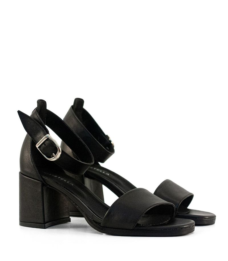 Sandalias-con-pulsera-de-cuero-en-negro