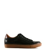 Zapatillas-urbanas-de-cuero-negro-con-base-marron