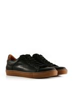 Zapatillas-urbanas-de-cuero-negro-con-base-marron
