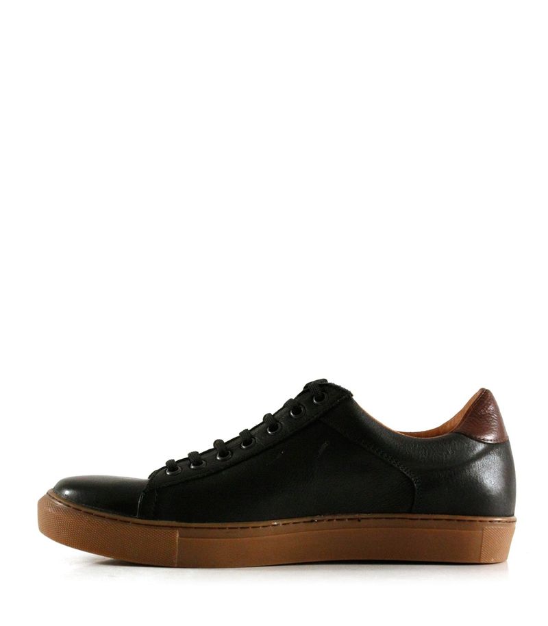 Zapatillas-urbanas-de-cuero-negro-con-base-marron