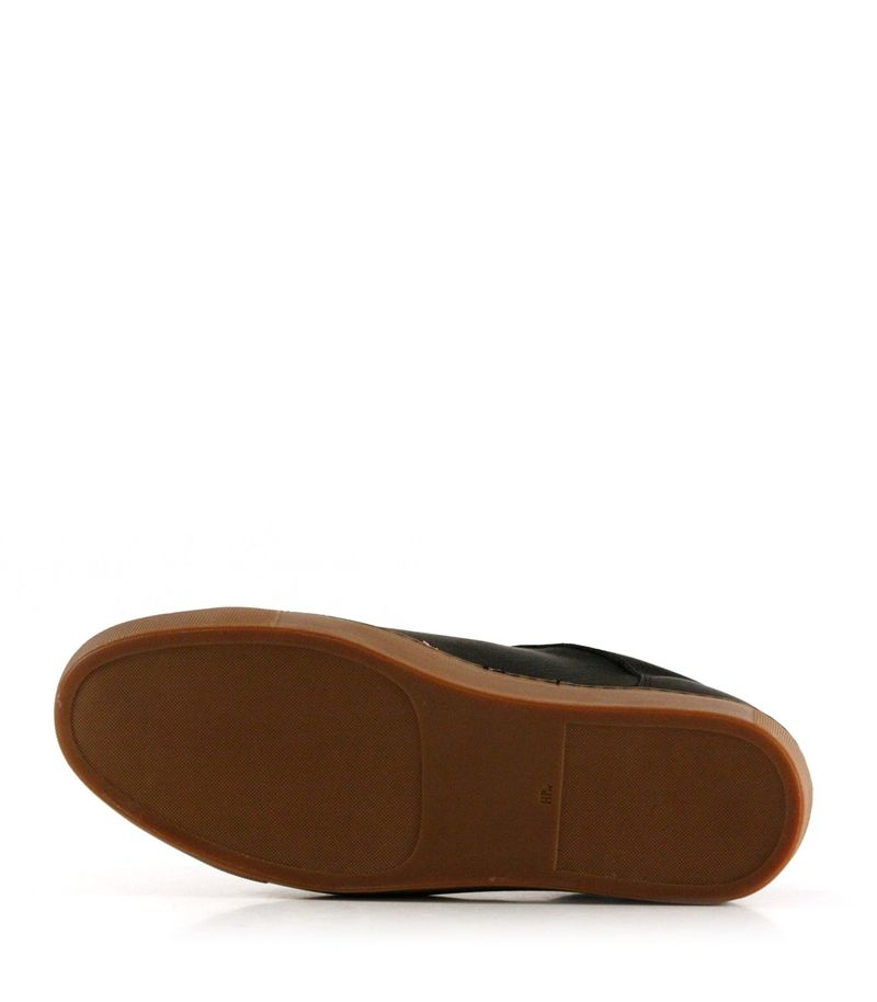 Zapatillas-urbanas-de-cuero-negro-con-base-marron