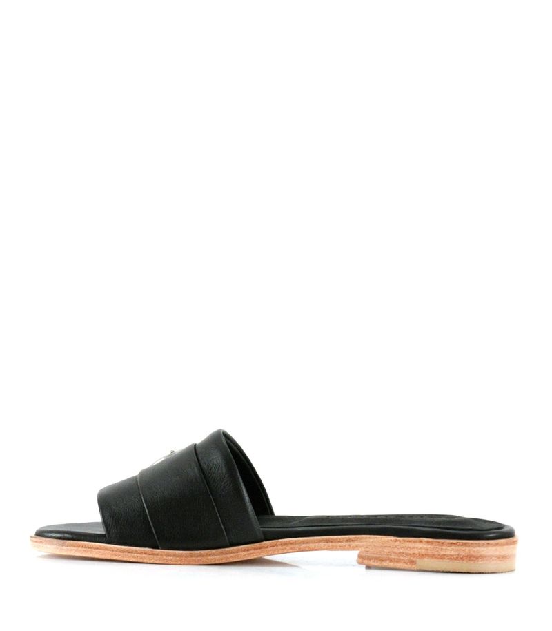 Sandalias-bajas-con-herraje-de-cuero-en-negro