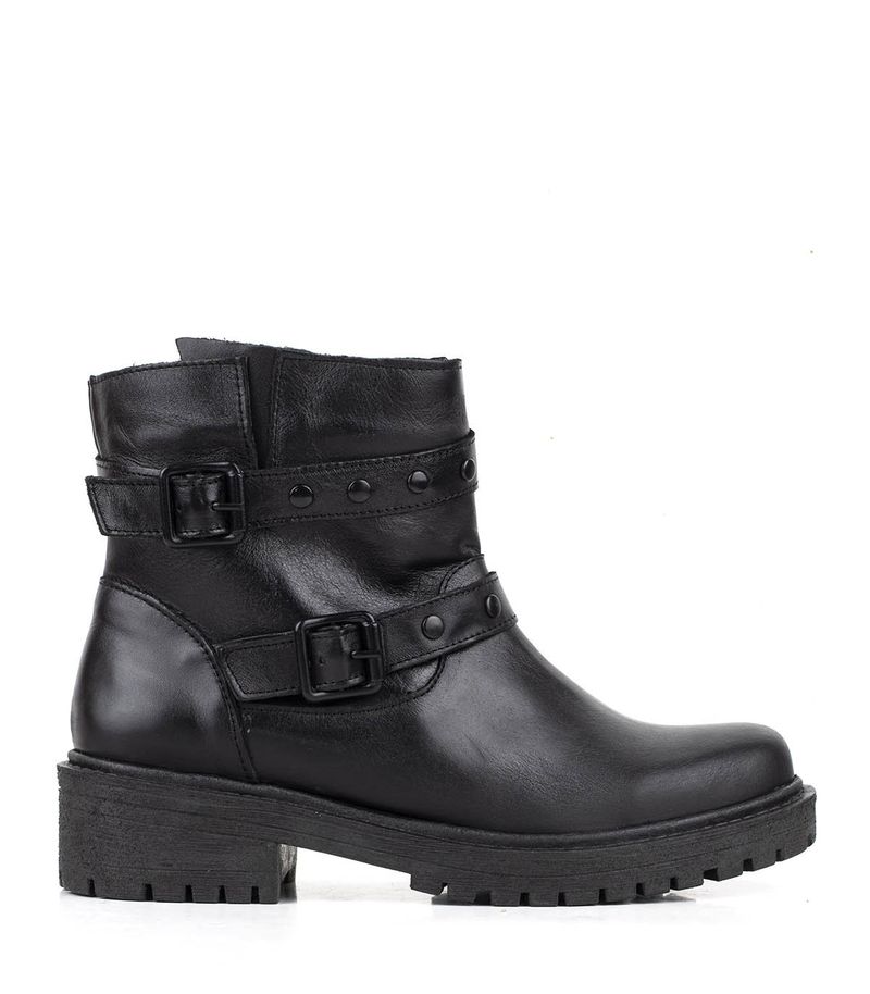 Botas-cortas-con-herrajes-de-cuero-negro