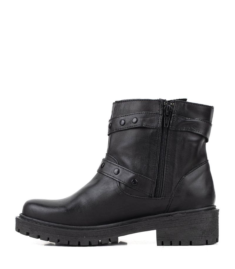 Botas-cortas-con-herrajes-de-cuero-negro