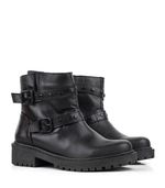 Botas-cortas-con-herrajes-de-cuero-negro