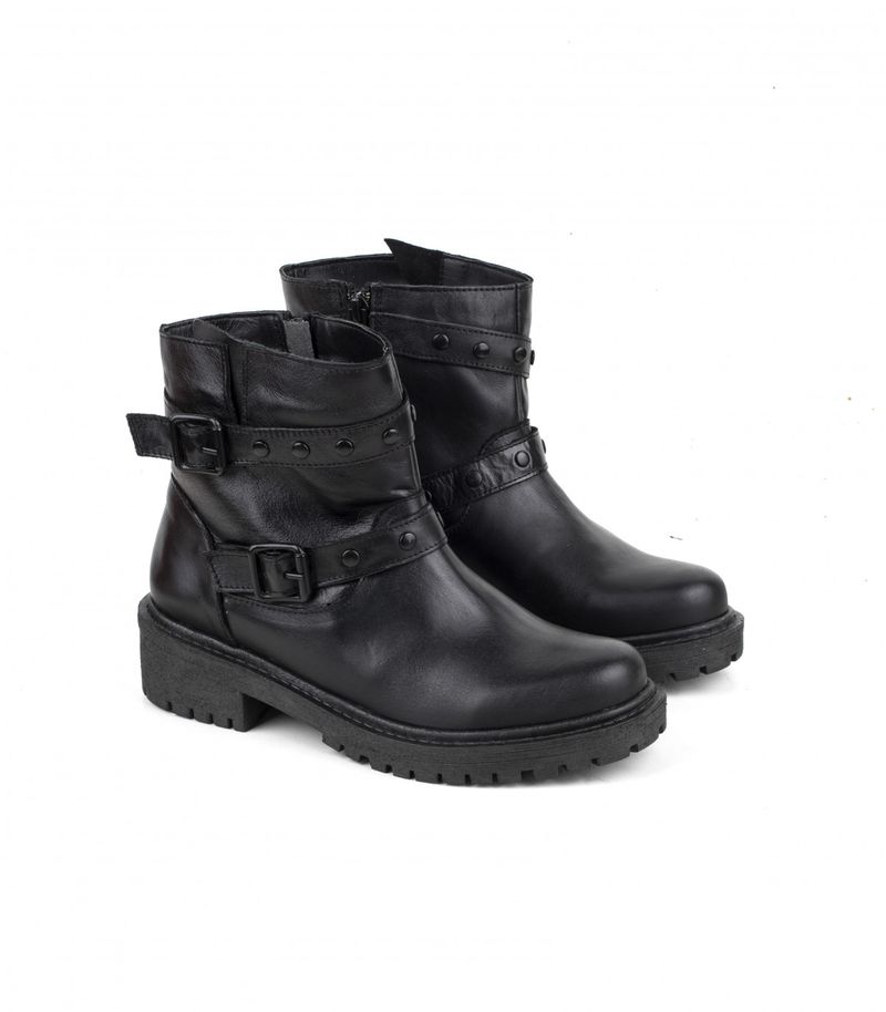 Botas-cortas-con-herrajes-de-cuero-negro