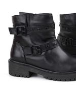 Botas-cortas-con-herrajes-de-cuero-negro