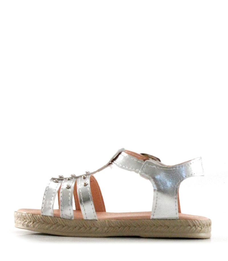 Sandalias-con-tachas-de-simil-en-plata