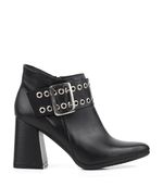 Botas-cortas-con-herrajes-de-cuero-negro