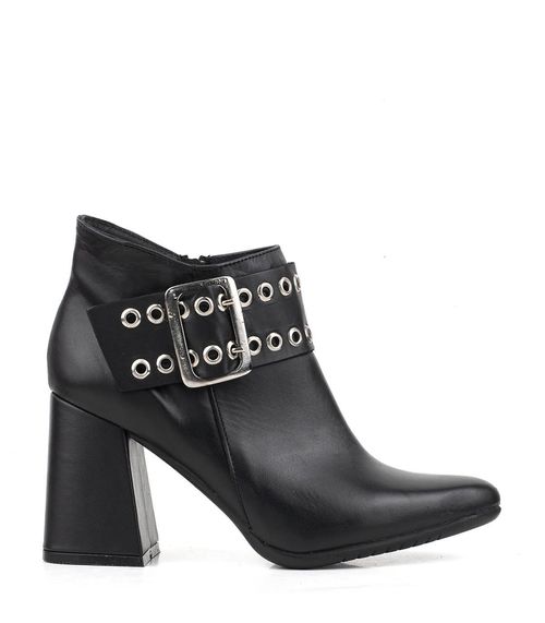 Botas cortas con herrajes de cuero negro