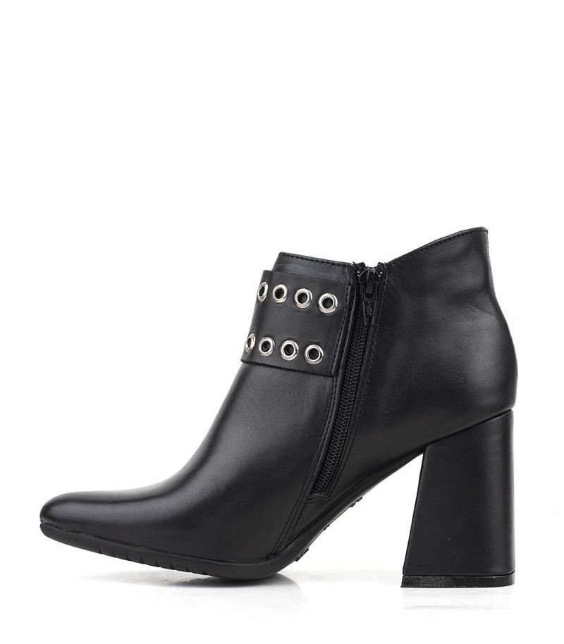 Botas-cortas-con-herrajes-de-cuero-negro