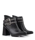 Botas-cortas-con-herrajes-de-cuero-negro