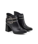 Botas-cortas-con-herrajes-de-cuero-negro