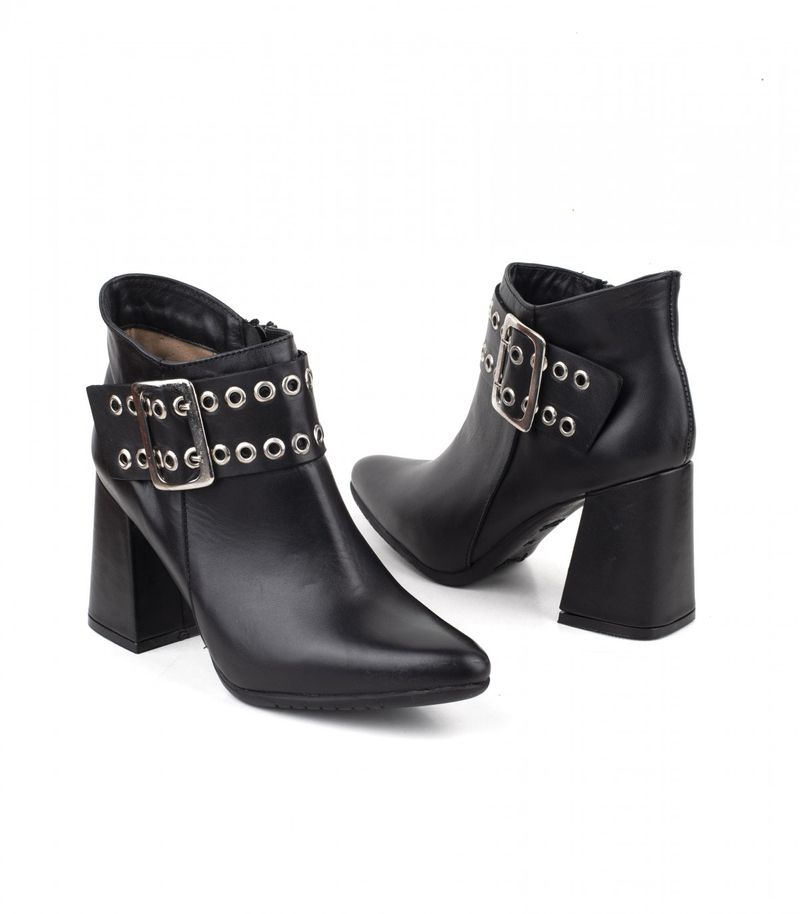 Botas-cortas-con-herrajes-de-cuero-negro