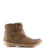 Botas-cortas-de-cuero-con-tachas-en-beige