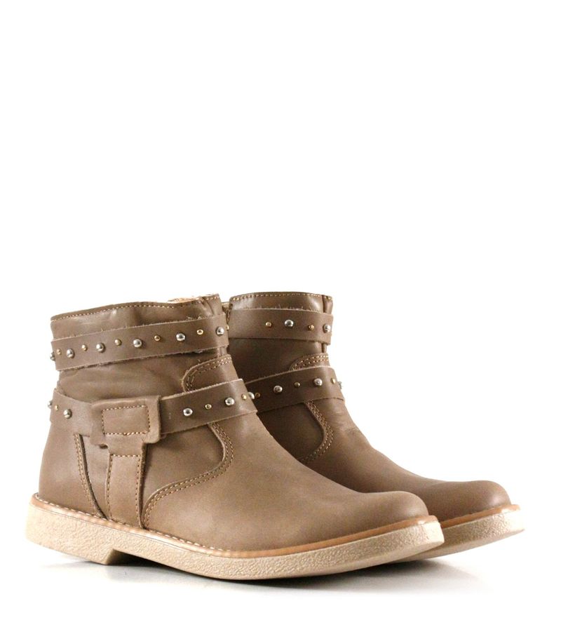 Botas-cortas-de-cuero-con-tachas-en-beige