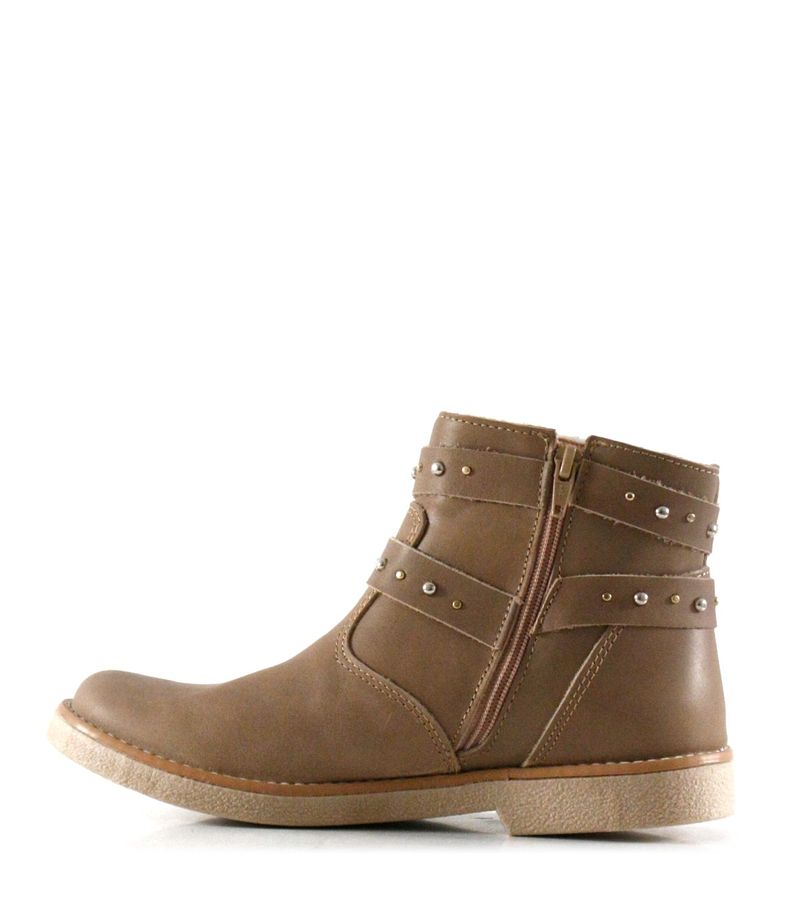 Botas-cortas-de-cuero-con-tachas-en-beige