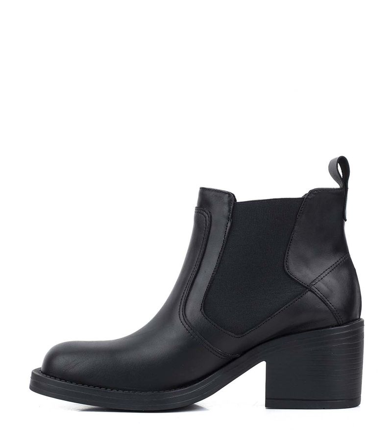 Botas-cortas-con-elastico-de-cuero-negro