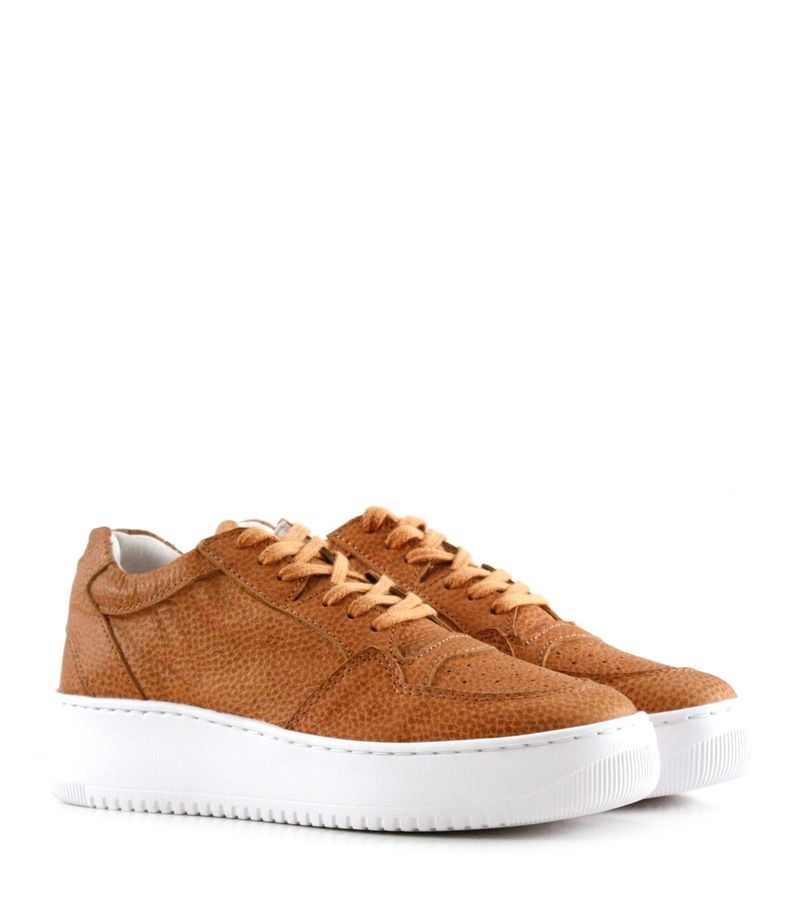 Zapatillas-urbanas-de-cuero-en-cuoio