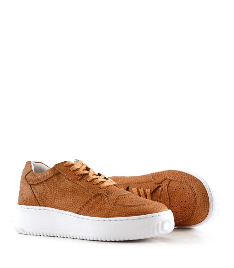 Zapatillas-urbanas-de-cuero-en-cuoio