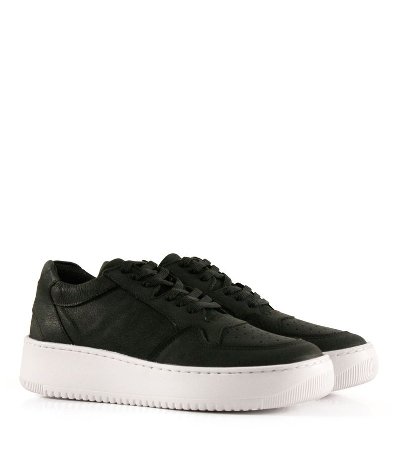 Zapatillas-urbanas-de-cuero-negro-con-base-ancha