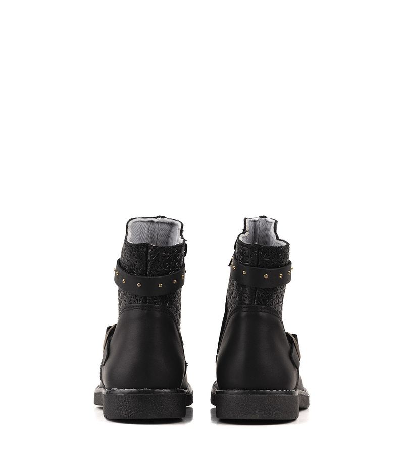 Botas-cortas-tramadas-de-cuero-negro