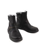 Botas-cortas-tramadas-de-cuero-negro