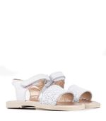 Sandalias-de-cuero-en-blanco