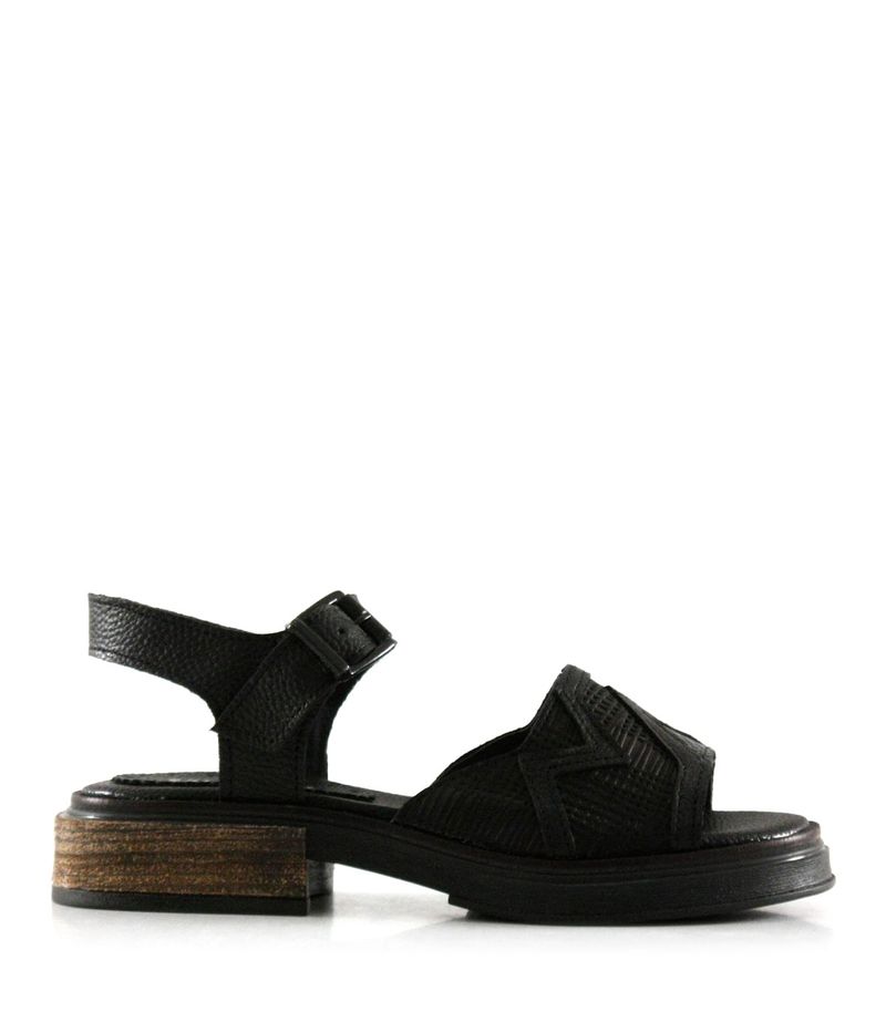 Sandalias-bajas-tramadas-de-cuero-en-negro