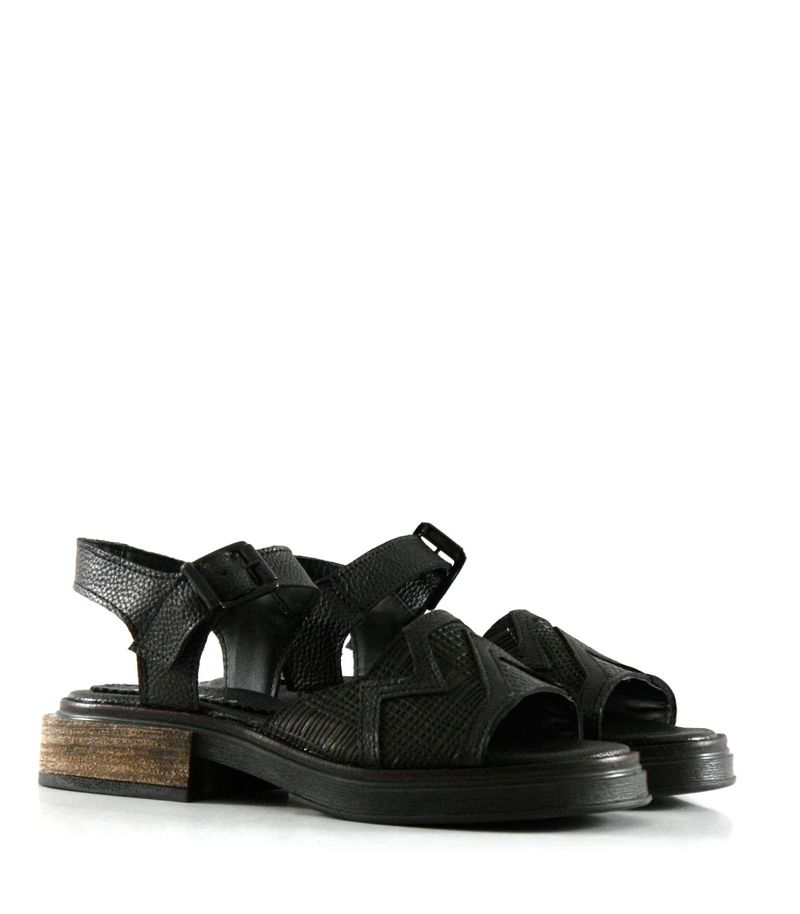 Sandalias-bajas-tramadas-de-cuero-en-negro