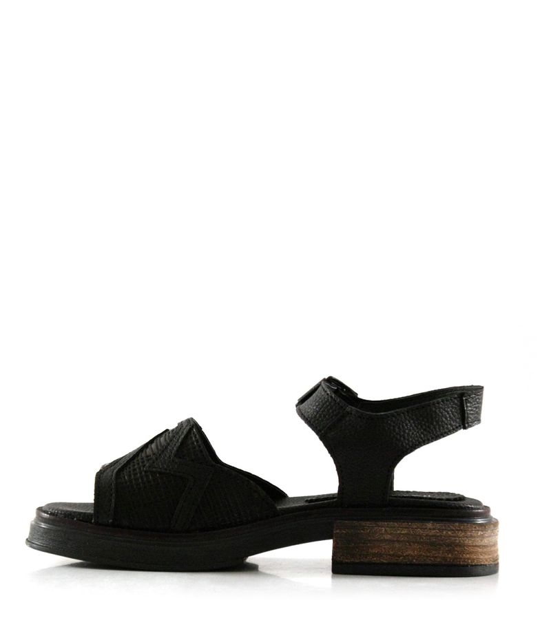 Sandalias-bajas-tramadas-de-cuero-en-negro