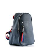 Mochila-de-simil-en-azul