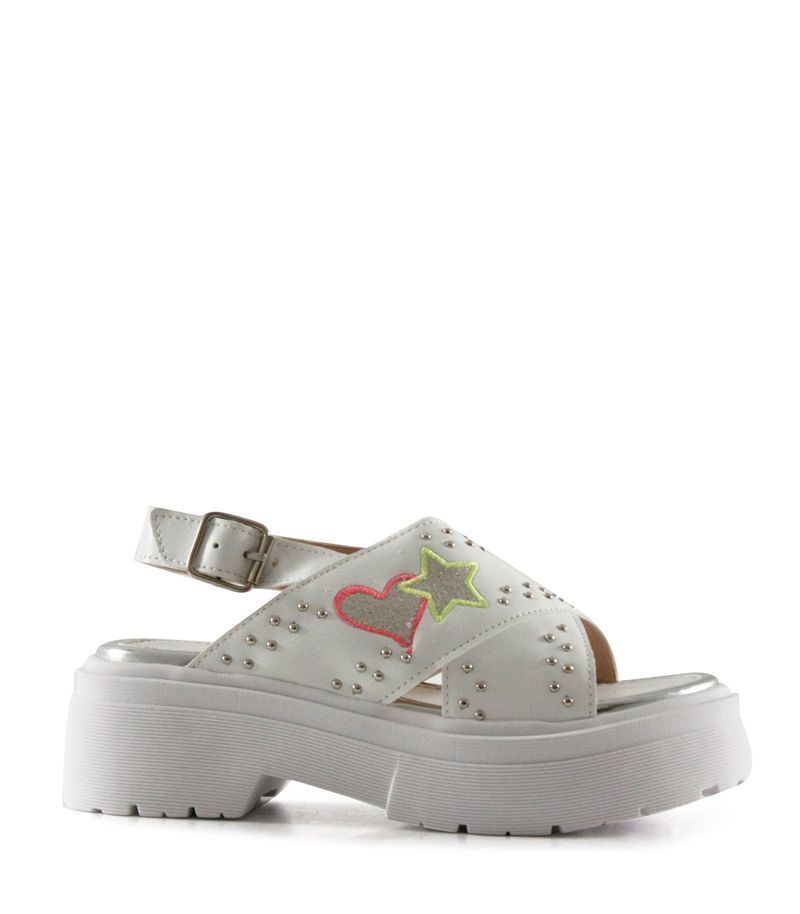 Sandalias-con-tachas-de-simil-en-blanco