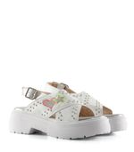 Sandalias-con-tachas-de-simil-en-blanco