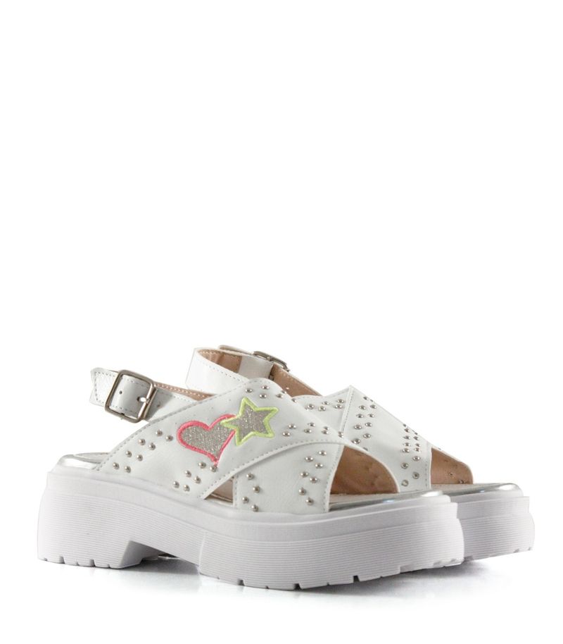 Sandalias-con-tachas-de-simil-en-blanco