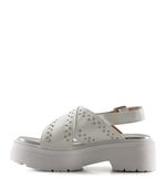 Sandalias-con-tachas-de-simil-en-blanco