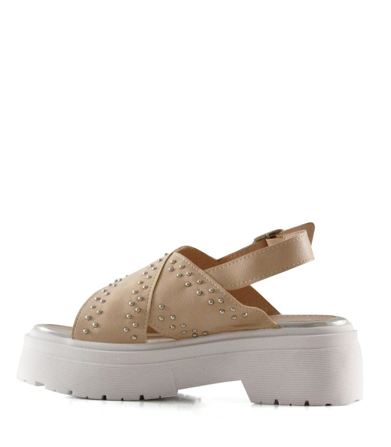 Sandalias-con-tachas-de-simil-en-nude