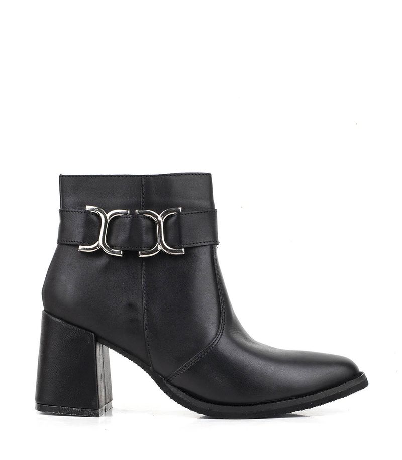 Botas-cortas-con-herrajes-de-cuero-negro