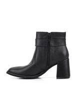 Botas-cortas-con-herrajes-de-cuero-negro