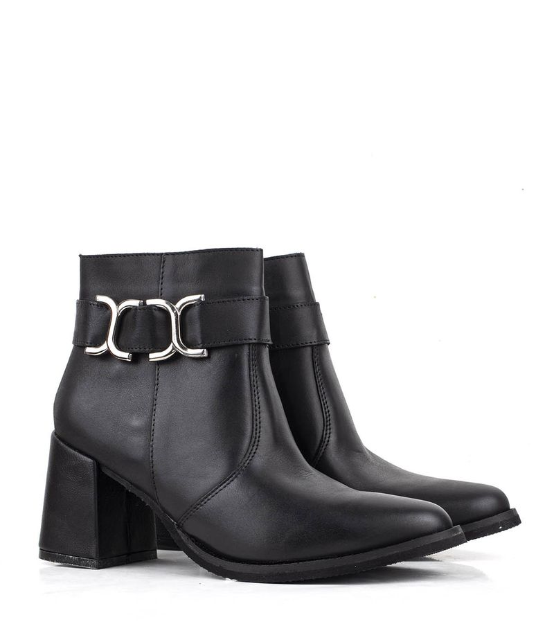 Botas-cortas-con-herrajes-de-cuero-negro