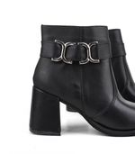 Botas-cortas-con-herrajes-de-cuero-negro