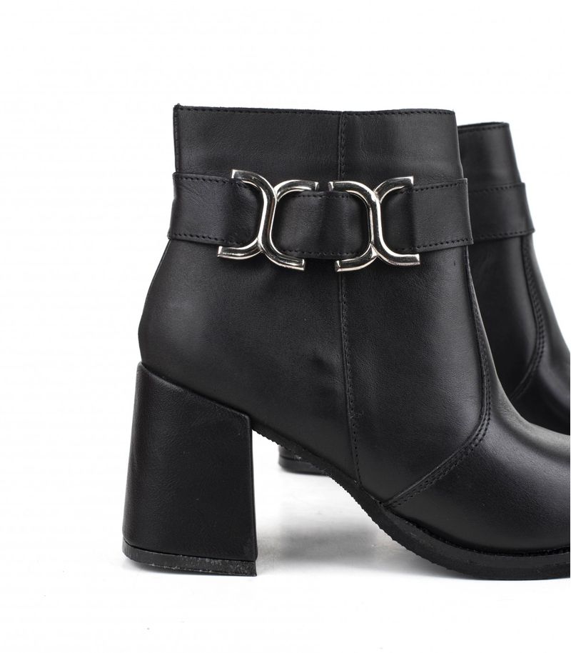 Botas-cortas-con-herrajes-de-cuero-negro